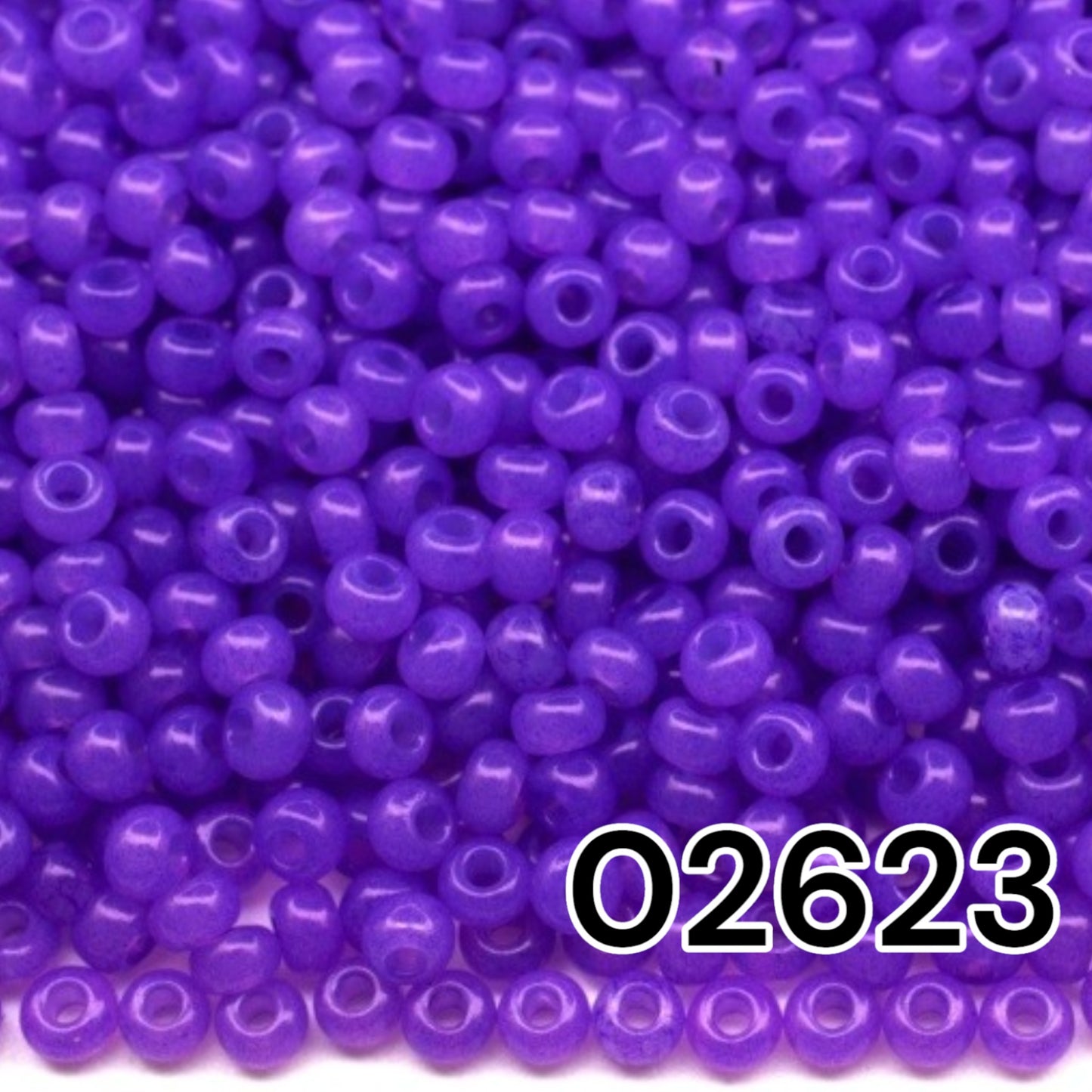 02623 Tschechische Rocailles PRECIOSA rund 10/0 lila. Alabaster – Solgel-gefärbt.