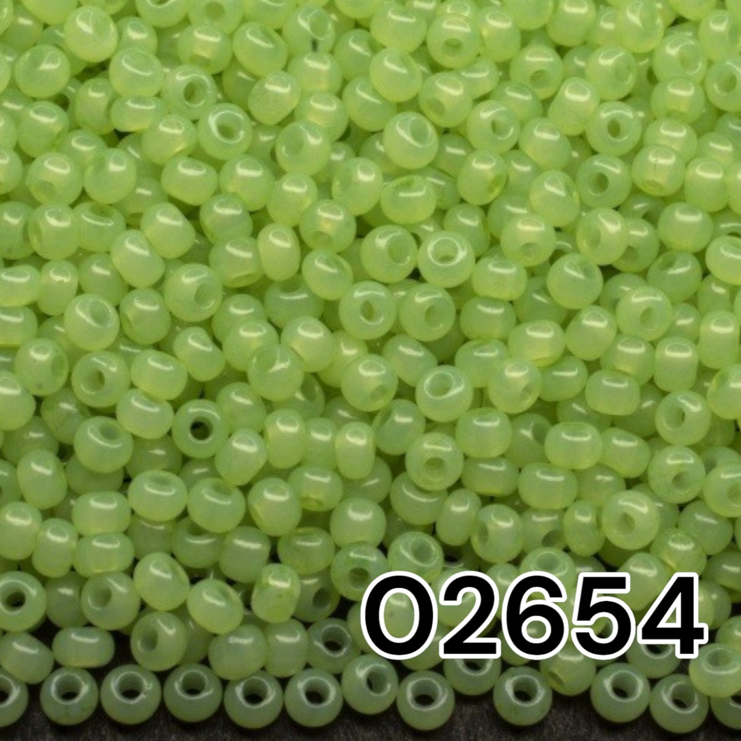 02654 Tschechische Rocailles PRECIOSA rund 10/0 hellgrün. Alabaster – Solgel-gefärbt.