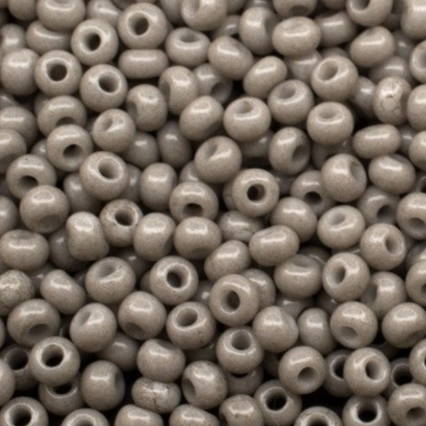 Missangas/Miçangas Pequenas (contas miúdas) de vidro checo Preciosa 10/0 03141 Rocaille 2,3 mm. Cinzento giz - tingido com Solgel.