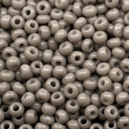 Missangas/Miçangas Pequenas (contas miúdas) de vidro checo Preciosa 10/0 03141 Rocaille 2,3 mm. Cinzento giz - tingido com Solgel.