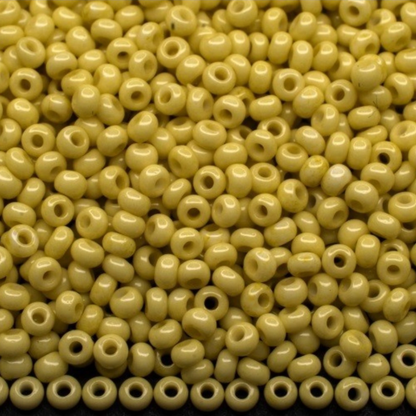 Perles de Rocaille en verre tchèque Preciosa 10/0 03151, 2,3 mm. Vert jaune craie - teint par sol-gel.