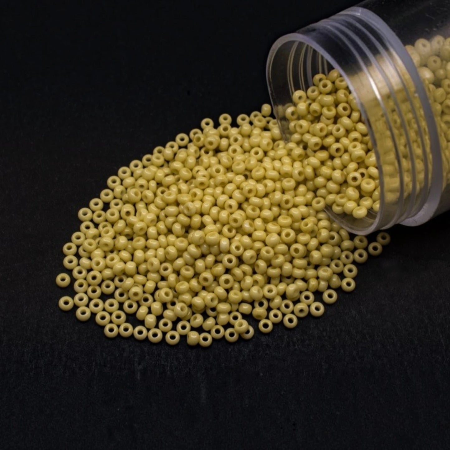Perles de Rocaille en verre tchèque Preciosa 10/0 03151, 2,3 mm. Vert jaune craie - teint par sol-gel.