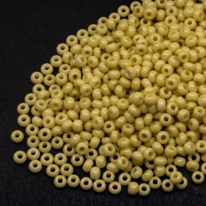 Perles de Rocaille en verre tchèque Preciosa 10/0 03151, 2,3 mm. Vert jaune craie - teint par sol-gel.