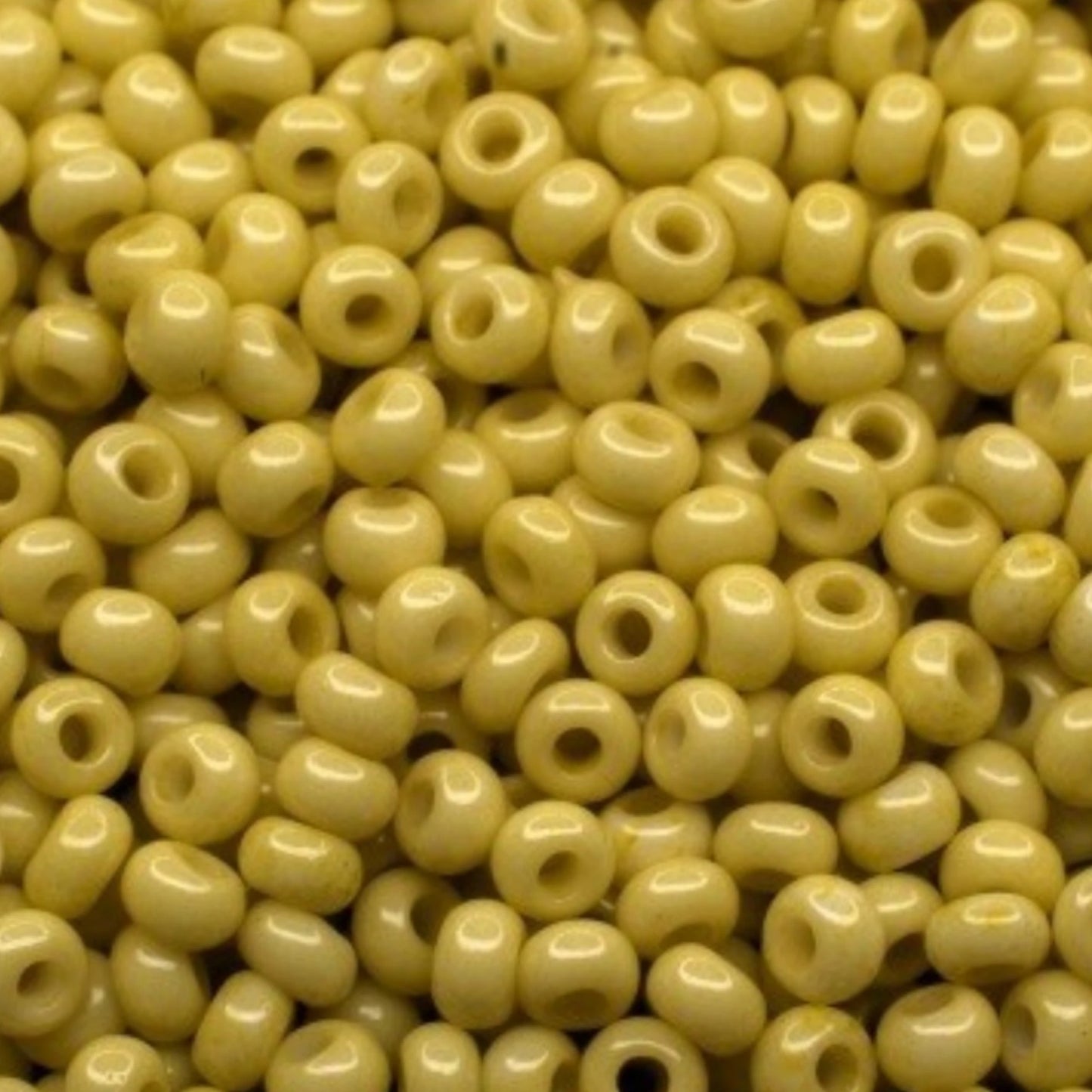 Perles de Rocaille en verre tchèque Preciosa 10/0 03151, 2,3 mm. Vert jaune craie - teint par sol-gel.