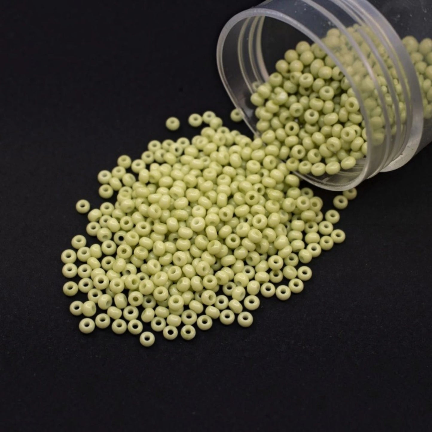 Missangas/Miçangas Pequenas (contas miúdas) de vidro checo Preciosa 10/0 03152 Rocaille 2,3 mm. Verde giz - tingidas com Solgel.