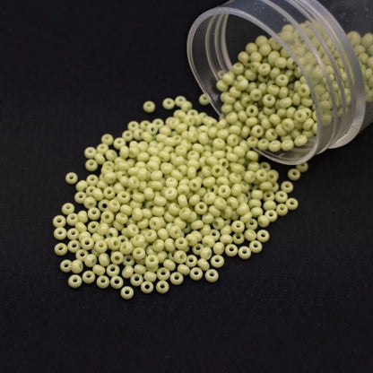 Missangas/Miçangas Pequenas (contas miúdas) de vidro checo Preciosa 10/0 03152 Rocaille 2,3 mm. Verde giz - tingidas com Solgel.