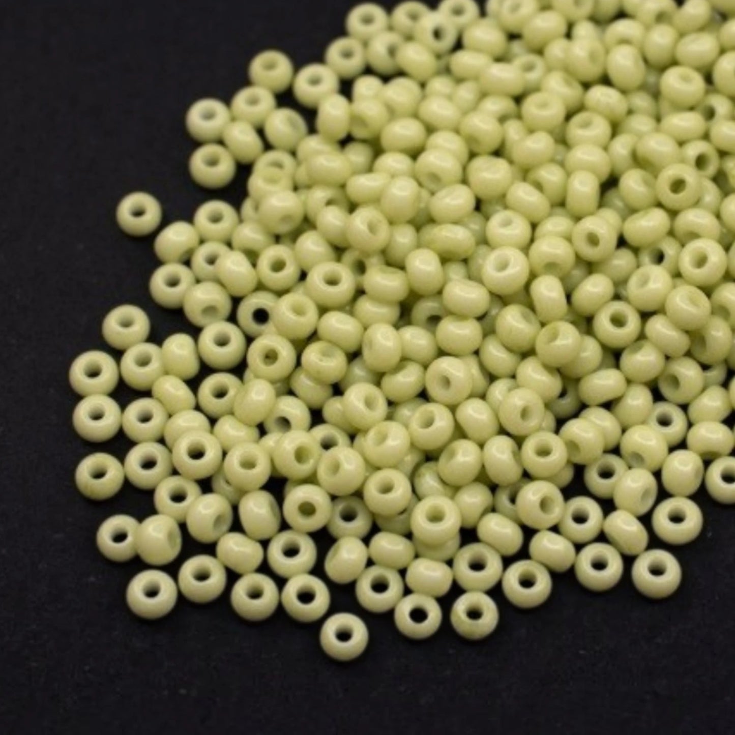 Missangas/Miçangas Pequenas (contas miúdas) de vidro checo Preciosa 10/0 03152 Rocaille 2,3 mm. Verde giz - tingidas com Solgel.