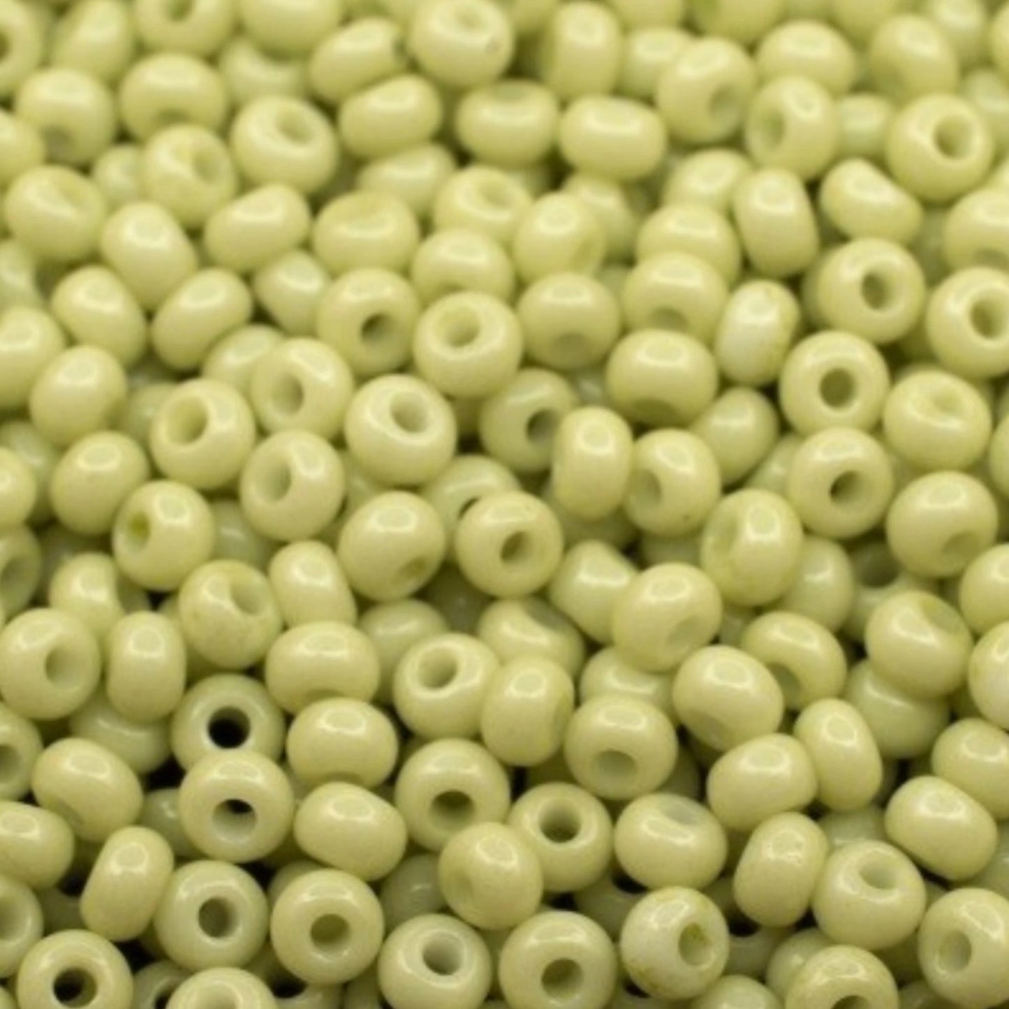 Missangas/Miçangas Pequenas (contas miúdas) de vidro checo Preciosa 10/0 03152 Rocaille 2,3 mm. Verde giz - tingidas com Solgel.