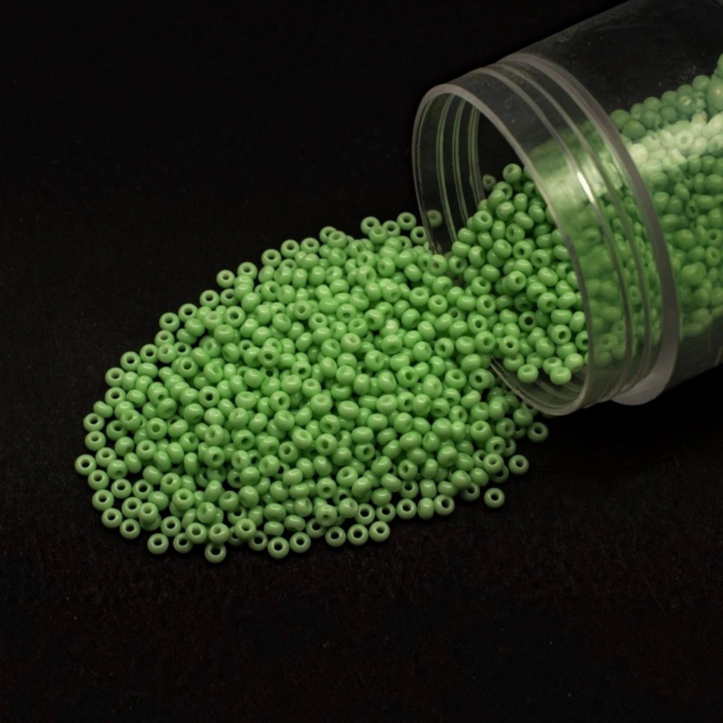 Perline di vetro ceco Preciosa 10/0 03161 Rocaille da 2,3 mm. Verde gesso - colorate con Solgel.