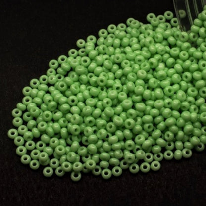 Perline di vetro ceco Preciosa 10/0 03161 Rocaille da 2,3 mm. Verde gesso - colorate con Solgel.