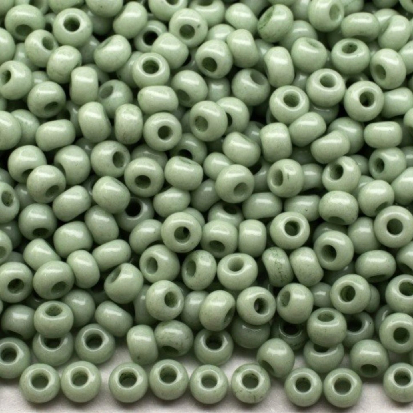 Perline di vetro ceco Preciosa 10/0 03163 Rocaille da 2,3 mm. Verde gesso - colorate con Solgel.