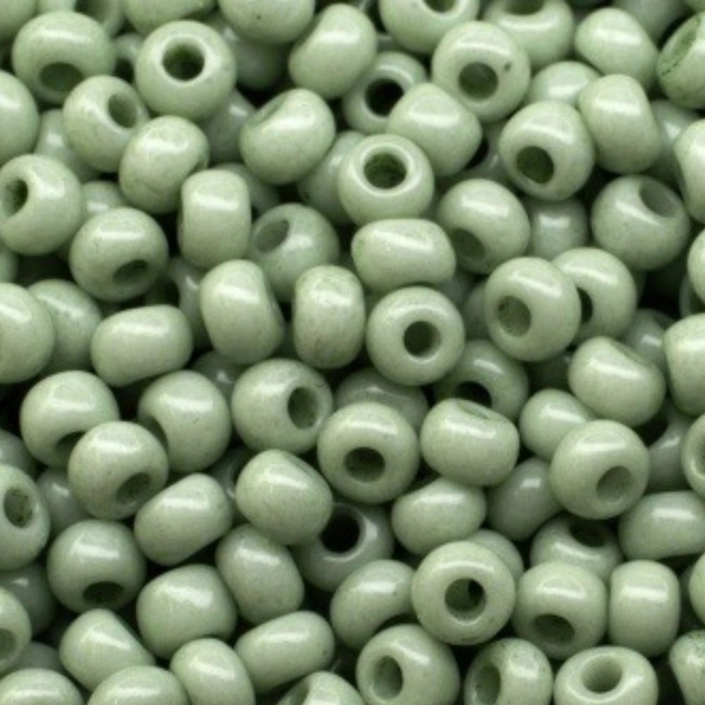 Perline di vetro ceco Preciosa 10/0 03163 Rocaille da 2,3 mm. Verde gesso - colorate con Solgel.