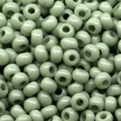 Perline di vetro ceco Preciosa 10/0 03163 Rocaille da 2,3 mm. Verde gesso - colorate con Solgel.
