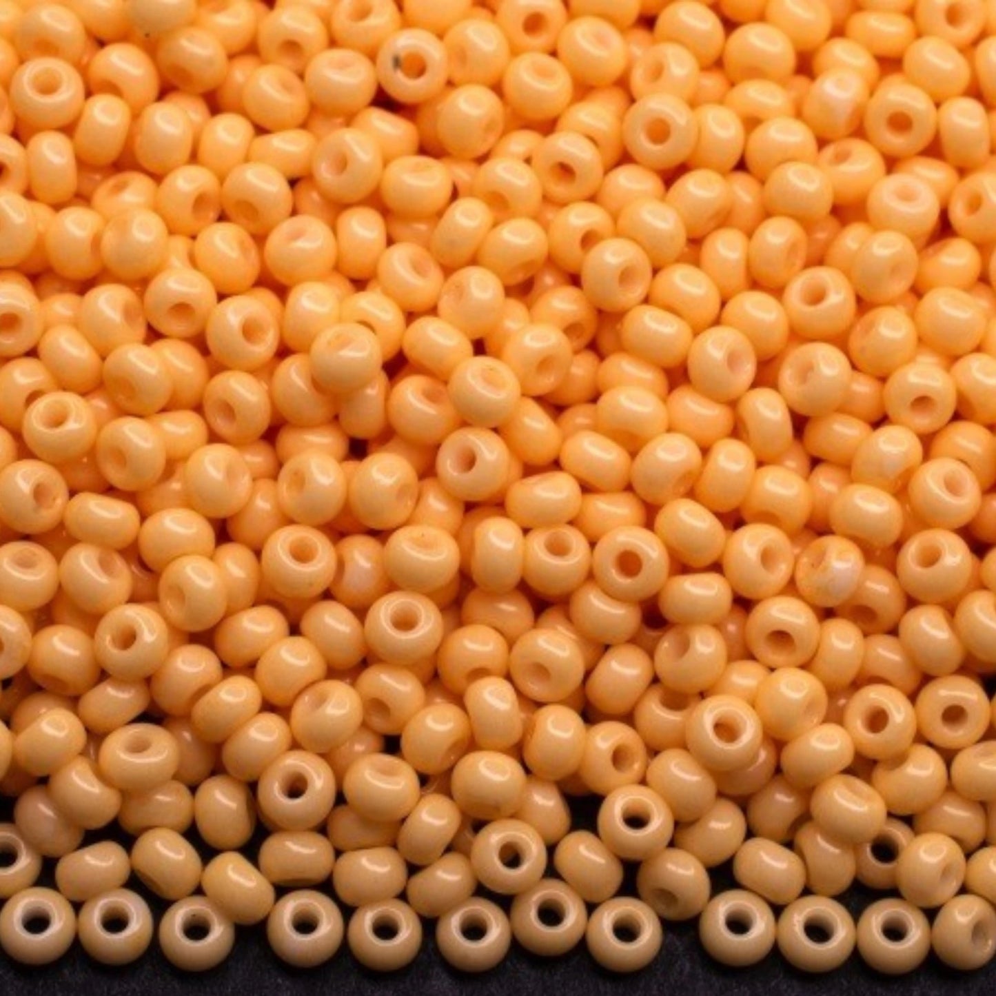 10/0 03182 Preciosa Čekiško stiklo Karoliukai Rokajaus 2,3 mm. Geltona kreida – dažyta Solgel metodu.