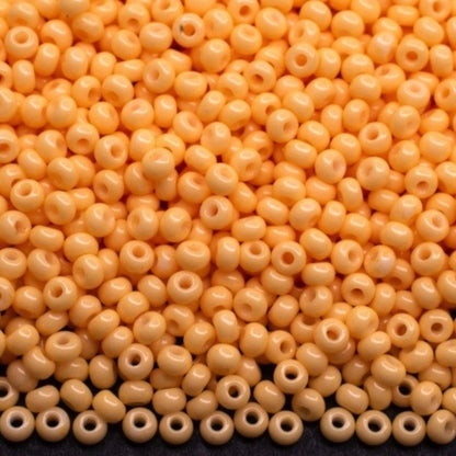 10/0 03182 Preciosa Čekiško stiklo Karoliukai Rokajaus 2,3 mm. Geltona kreida – dažyta Solgel metodu.