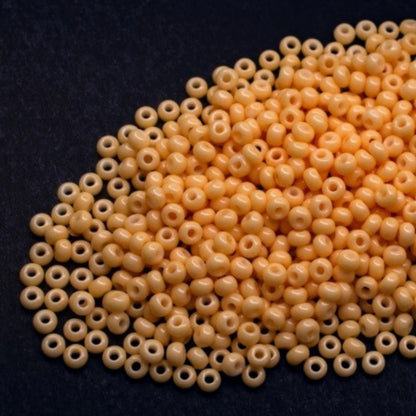 10/0 03182 Preciosa Čekiško stiklo Karoliukai Rokajaus 2,3 mm. Geltona kreida – dažyta Solgel metodu.