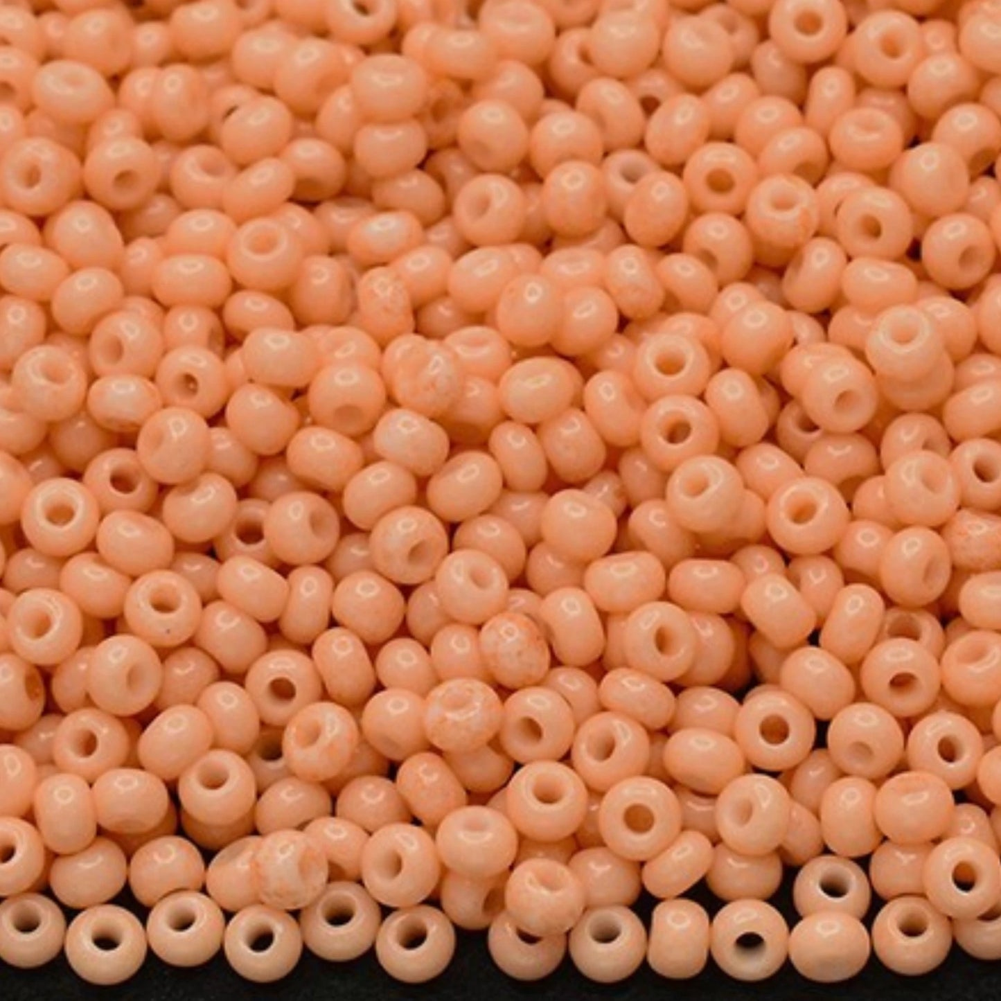 10/0 03185 Preciosa Čekiško stiklo Karoliukai Rokajaus 2,3 mm. Oranžinė kreida – Solgel dažyti.