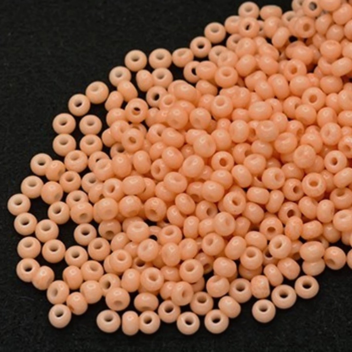 10/0 03185 Preciosa Čekiško stiklo Karoliukai Rokajaus 2,3 mm. Oranžinė kreida – Solgel dažyti.