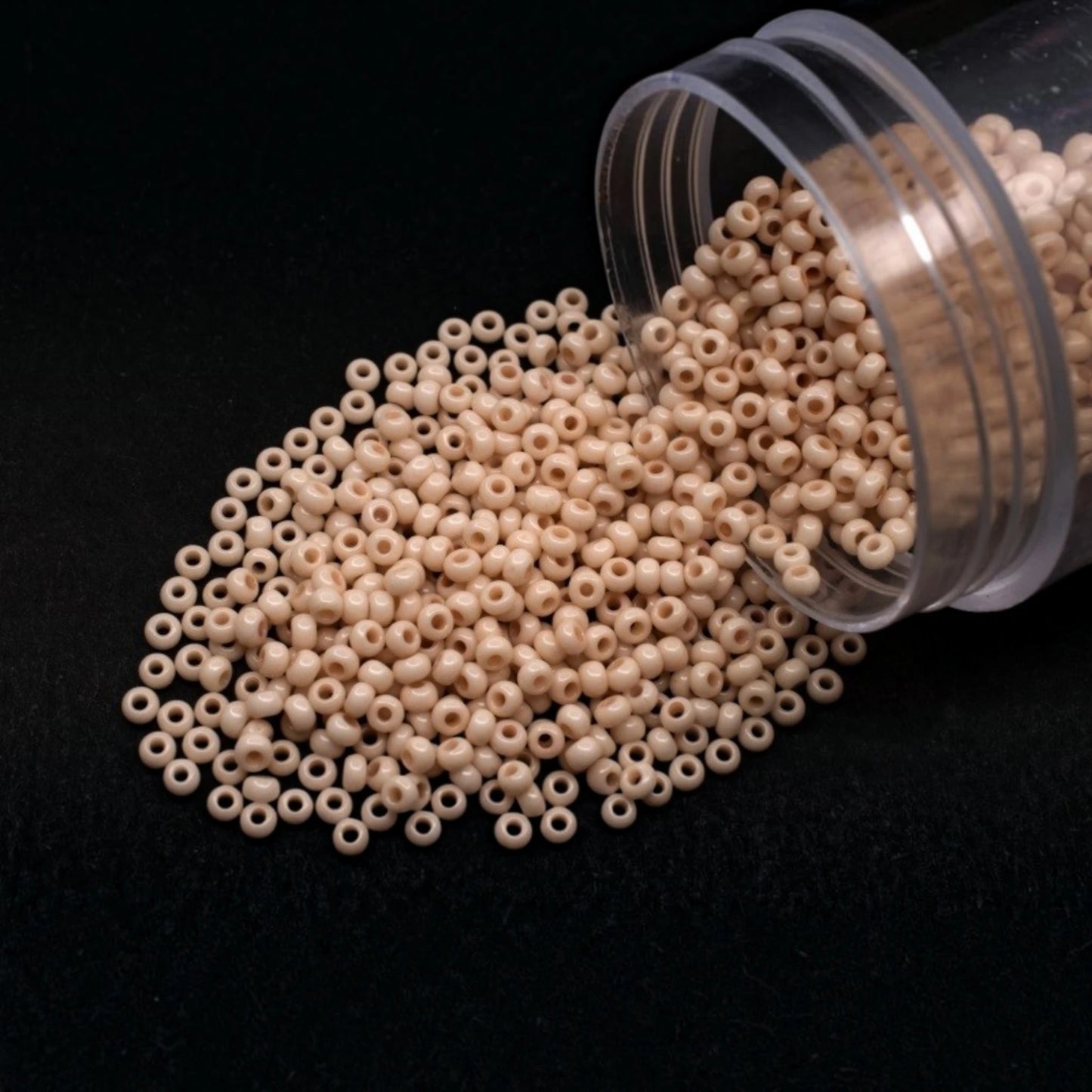 Koraliki Preciosa Czech Glass Seed Beads Rocailles 10/0 03211, 2,3 mm. Beżowy kredowy - barwione metodą Solgel.