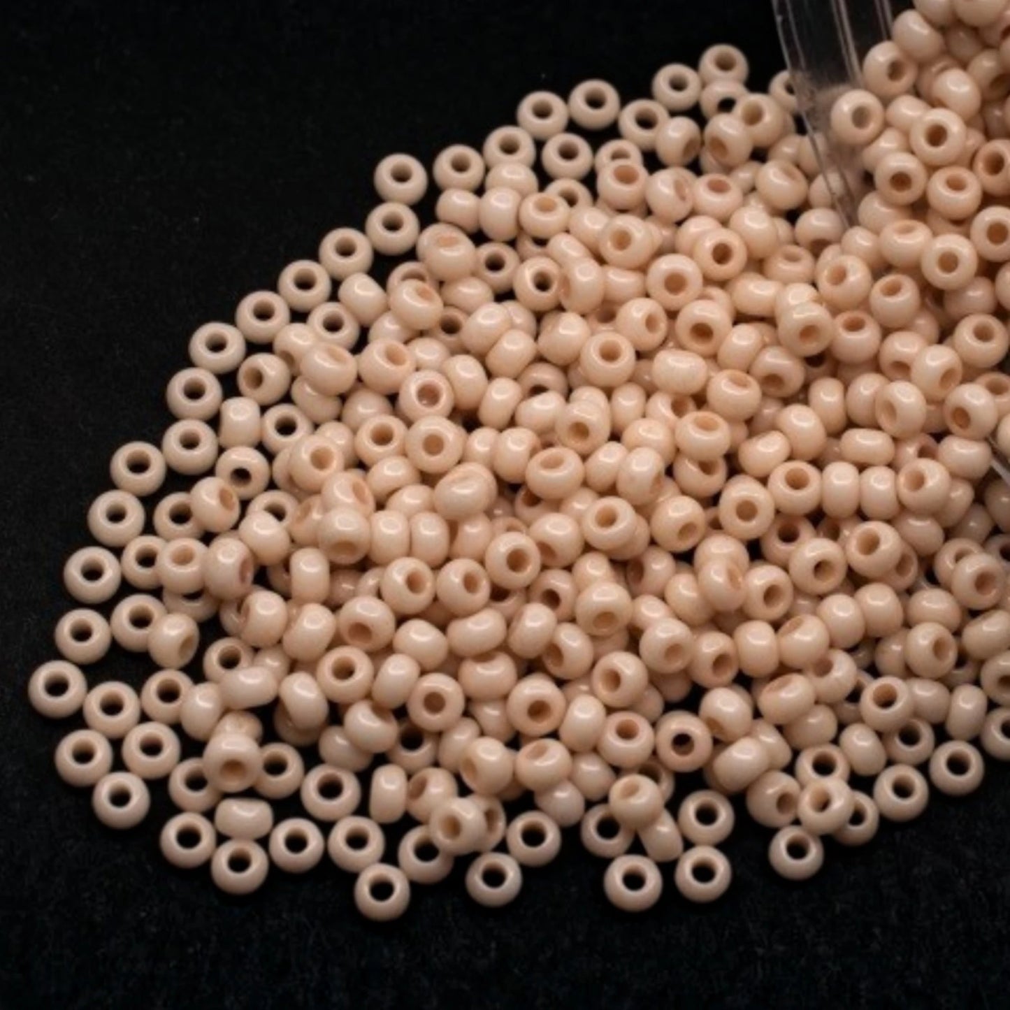 Koraliki Preciosa Czech Glass Seed Beads Rocailles 10/0 03211, 2,3 mm. Beżowy kredowy - barwione metodą Solgel.