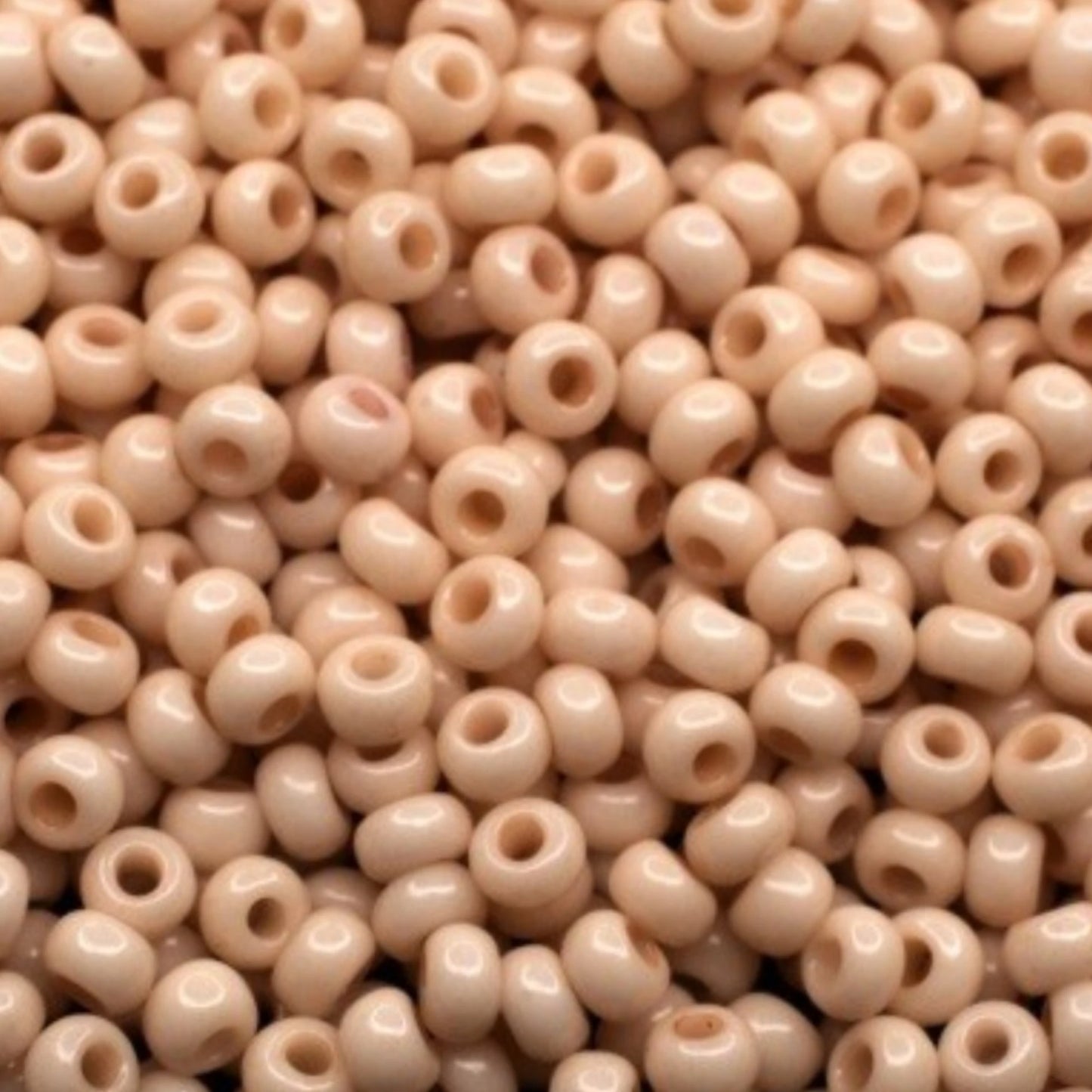Koraliki Preciosa Czech Glass Seed Beads Rocailles 10/0 03211, 2,3 mm. Beżowy kredowy - barwione metodą Solgel.