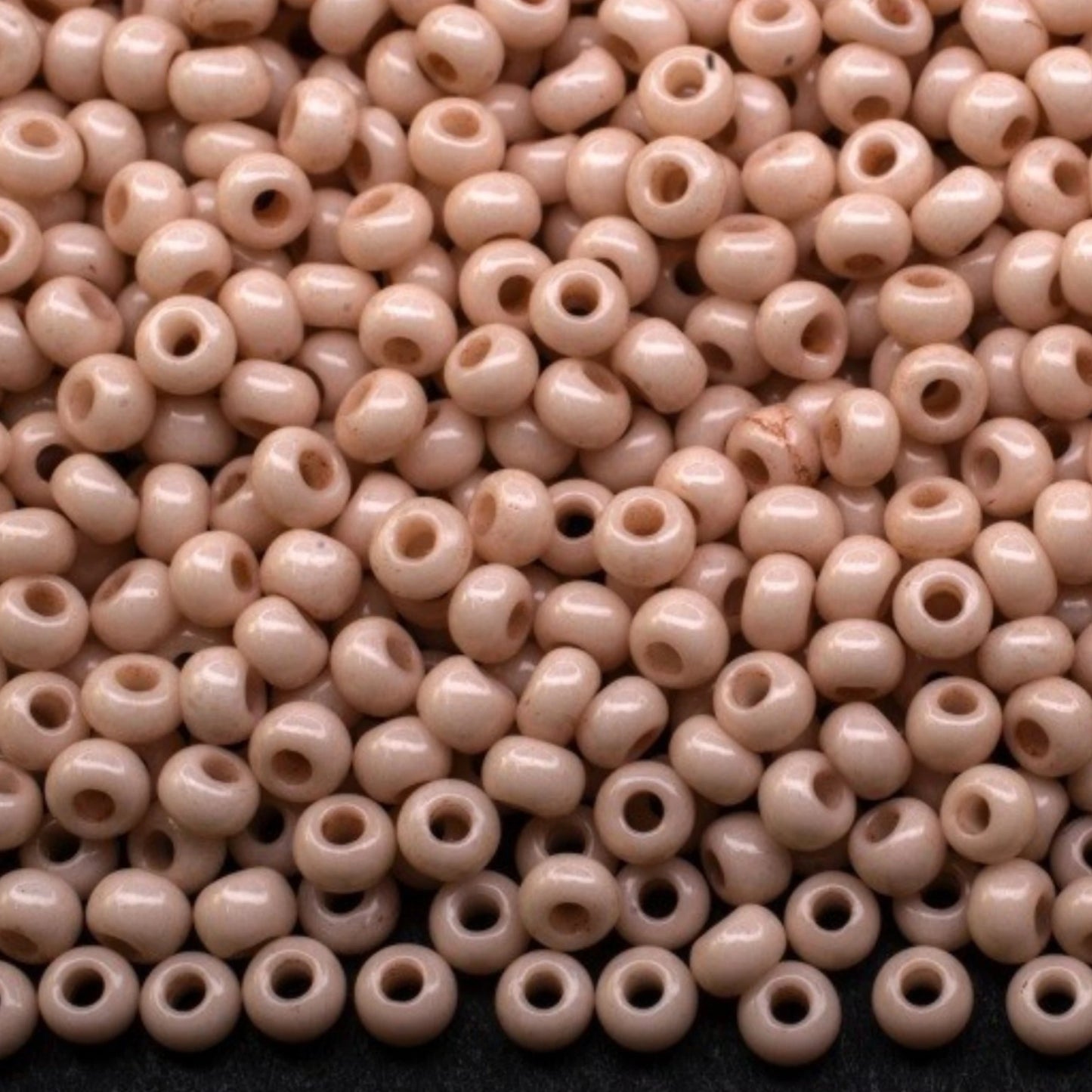 Koraliki Preciosa Czech Glass Seed Beads Rocailles 10/0 03212, 2,3 mm. Beżowy kredowy - barwione metodą Solgel.