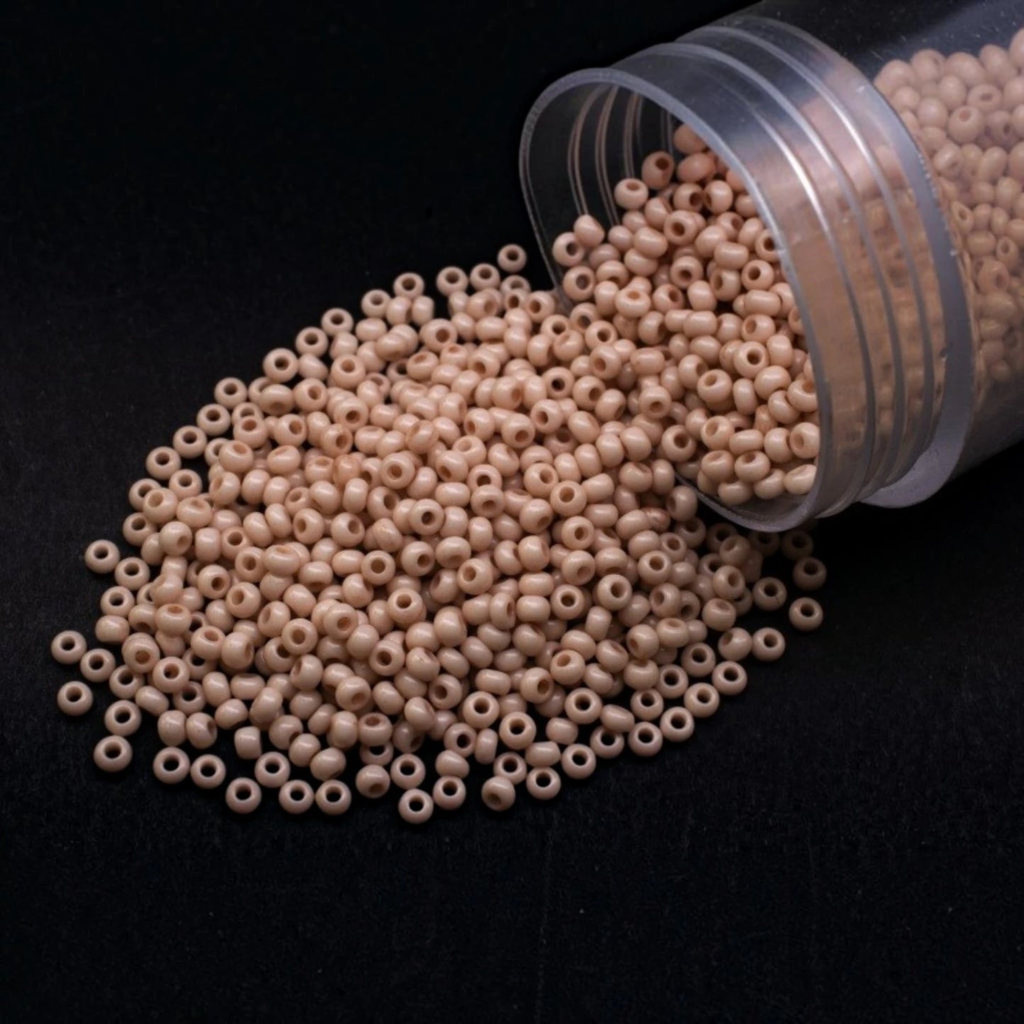 Koraliki Preciosa Czech Glass Seed Beads Rocailles 10/0 03212, 2,3 mm. Beżowy kredowy - barwione metodą Solgel.