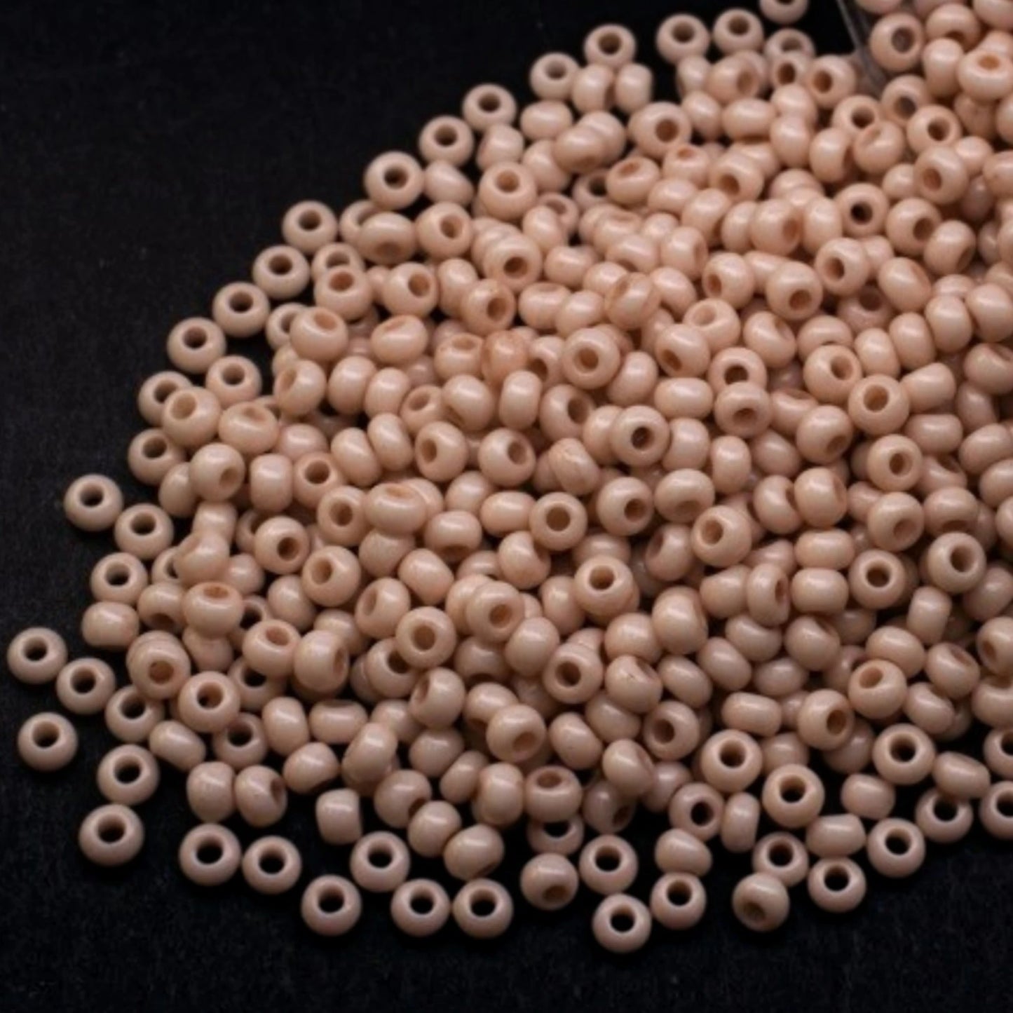 Koraliki Preciosa Czech Glass Seed Beads Rocailles 10/0 03212, 2,3 mm. Beżowy kredowy - barwione metodą Solgel.