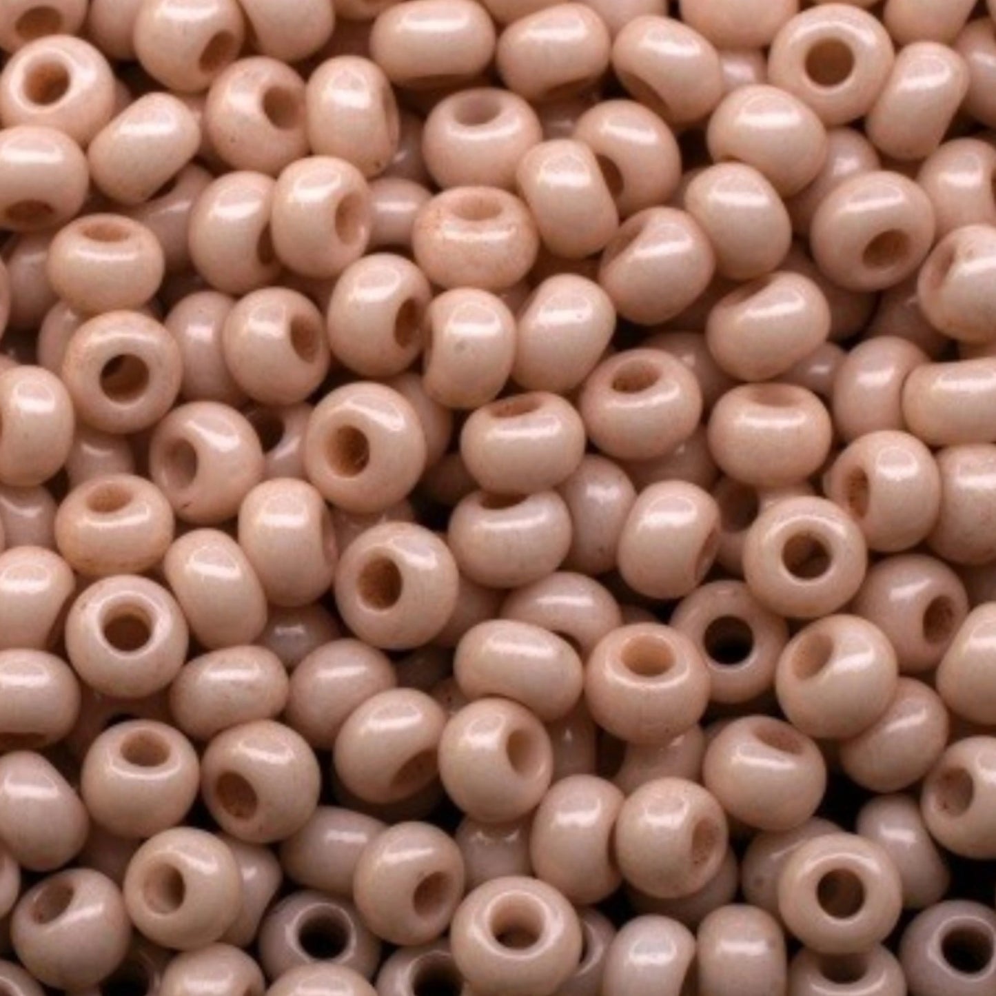 Koraliki Preciosa Czech Glass Seed Beads Rocailles 10/0 03212, 2,3 mm. Beżowy kredowy - barwione metodą Solgel.