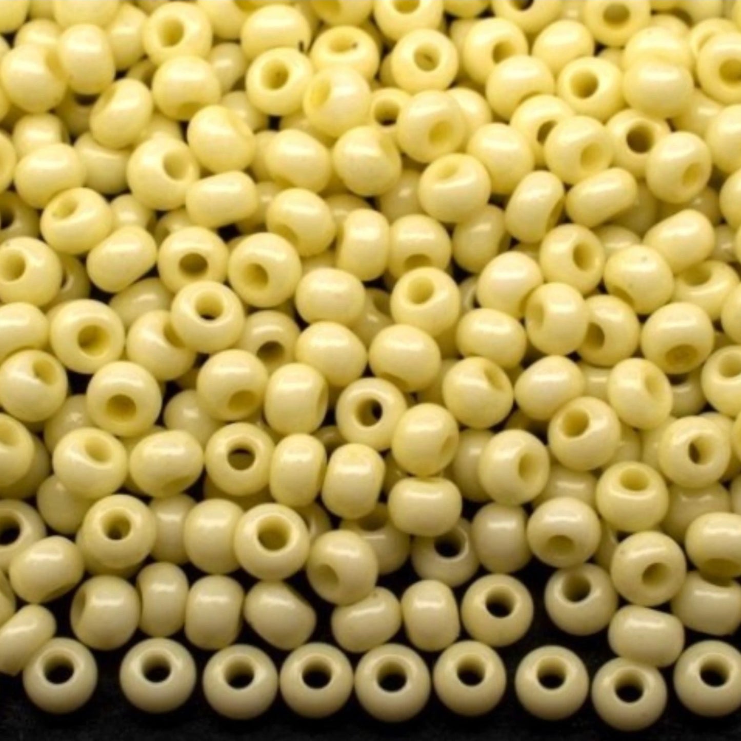 10/0 03251 Preciosa čehu stikla Pērlītes Rokaja 2,3 mm. Zaļš dzeltenais krīts - Solgel krāsots.