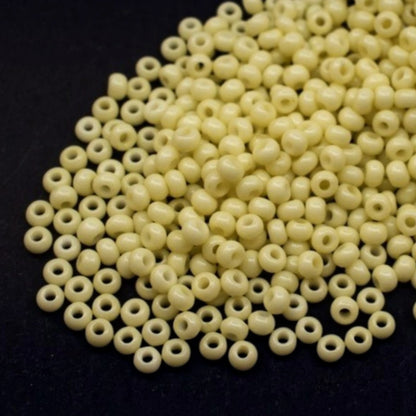 10/0 03251 Preciosa čehu stikla Pērlītes Rokaja 2,3 mm. Zaļš dzeltenais krīts - Solgel krāsots.