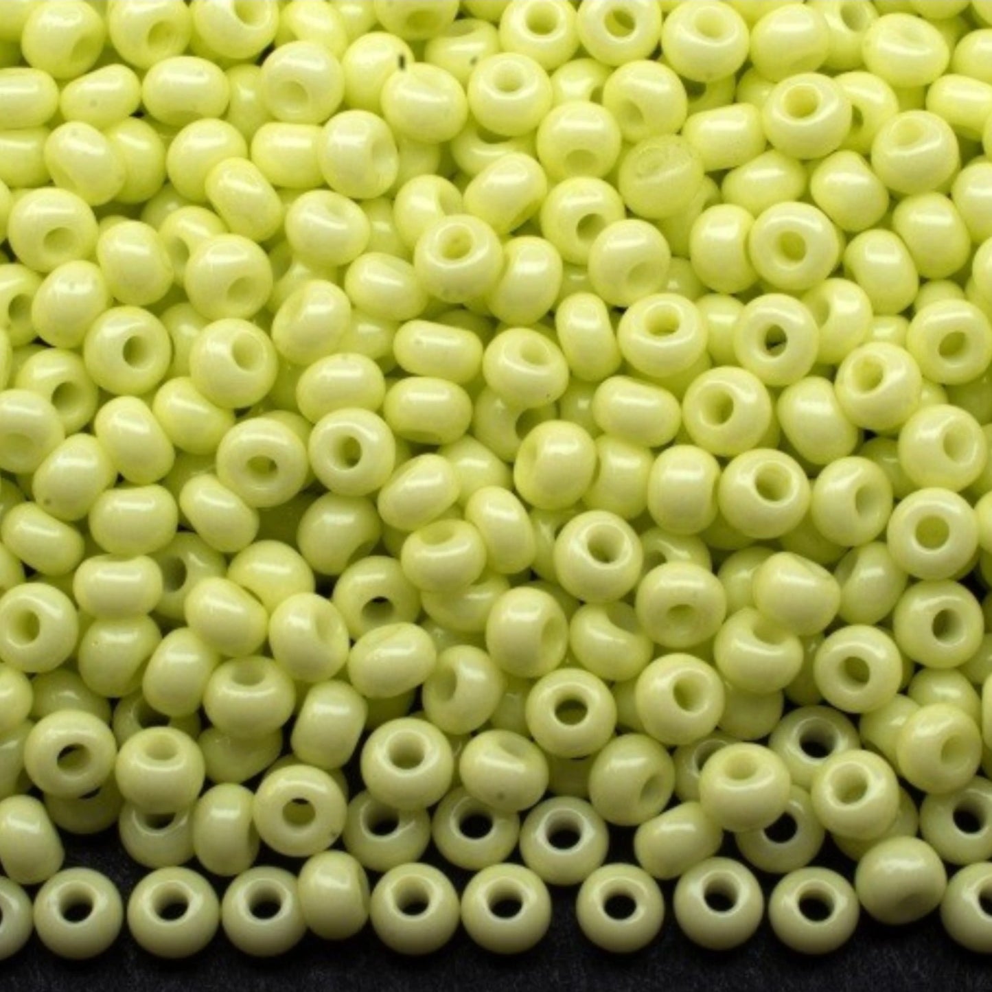 10/0 03253 Preciosa tjekkiske glasperler Rocailles 2,3 mm. Grøn kridt - Solgel farvet.