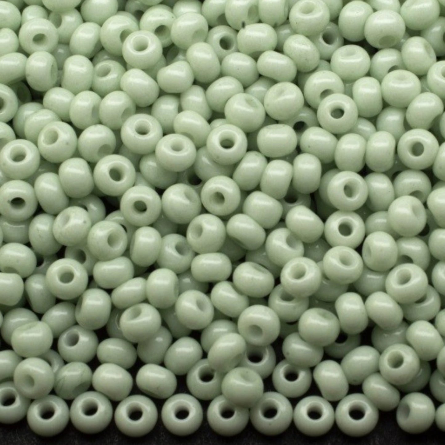 Perles de Rocaille en verre tchèque Preciosa 10/0 03263, 2,3 mm. Vert craie - Teinté Solgel.