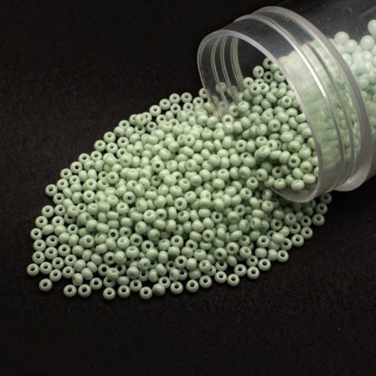 Perles de Rocaille en verre tchèque Preciosa 10/0 03263, 2,3 mm. Vert craie - Teinté Solgel.