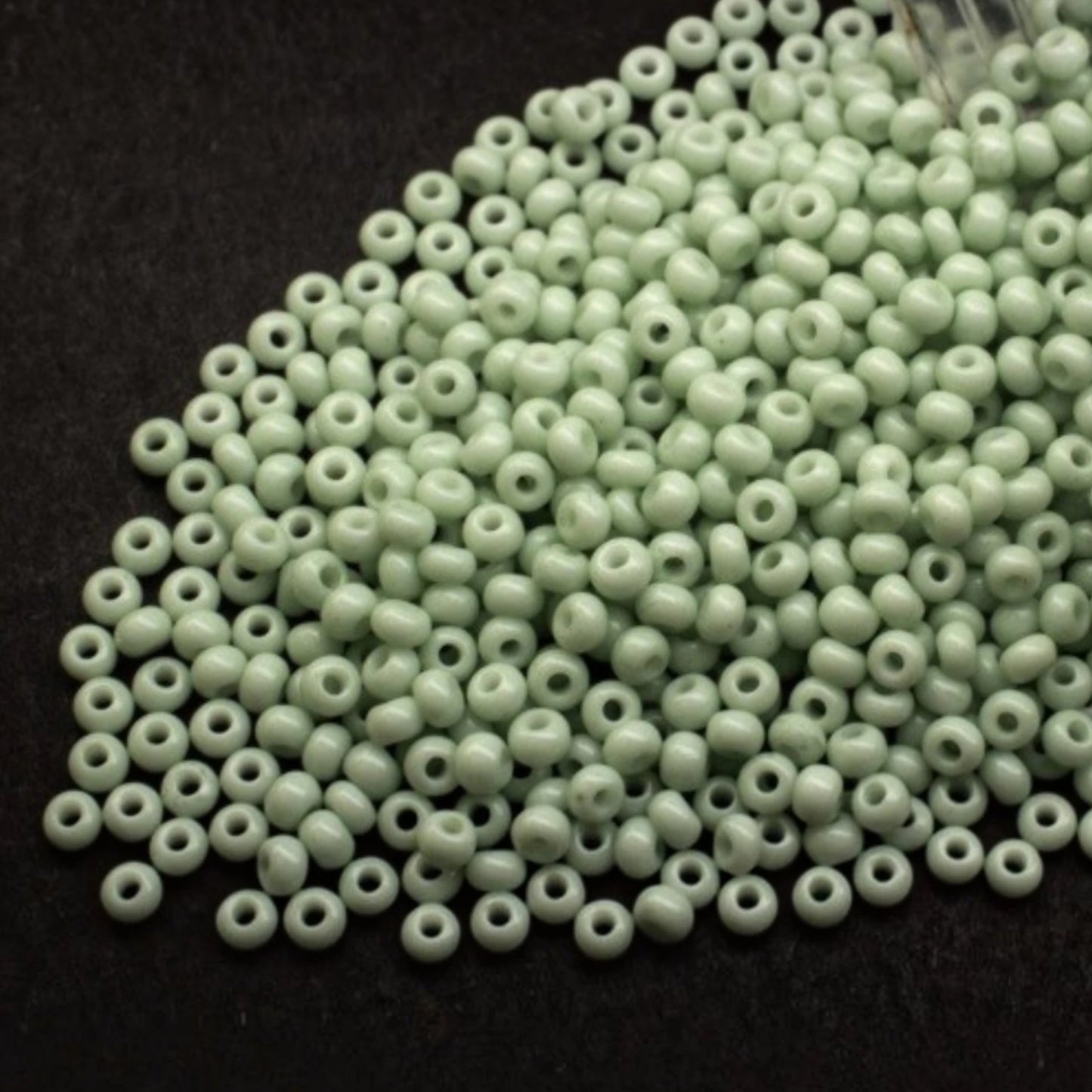 Perles de Rocaille en verre tchèque Preciosa 10/0 03263, 2,3 mm. Vert craie - Teinté Solgel.