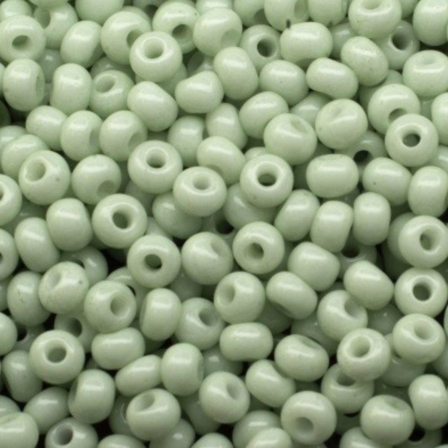 Perles de Rocaille en verre tchèque Preciosa 10/0 03263, 2,3 mm. Vert craie - Teinté Solgel.