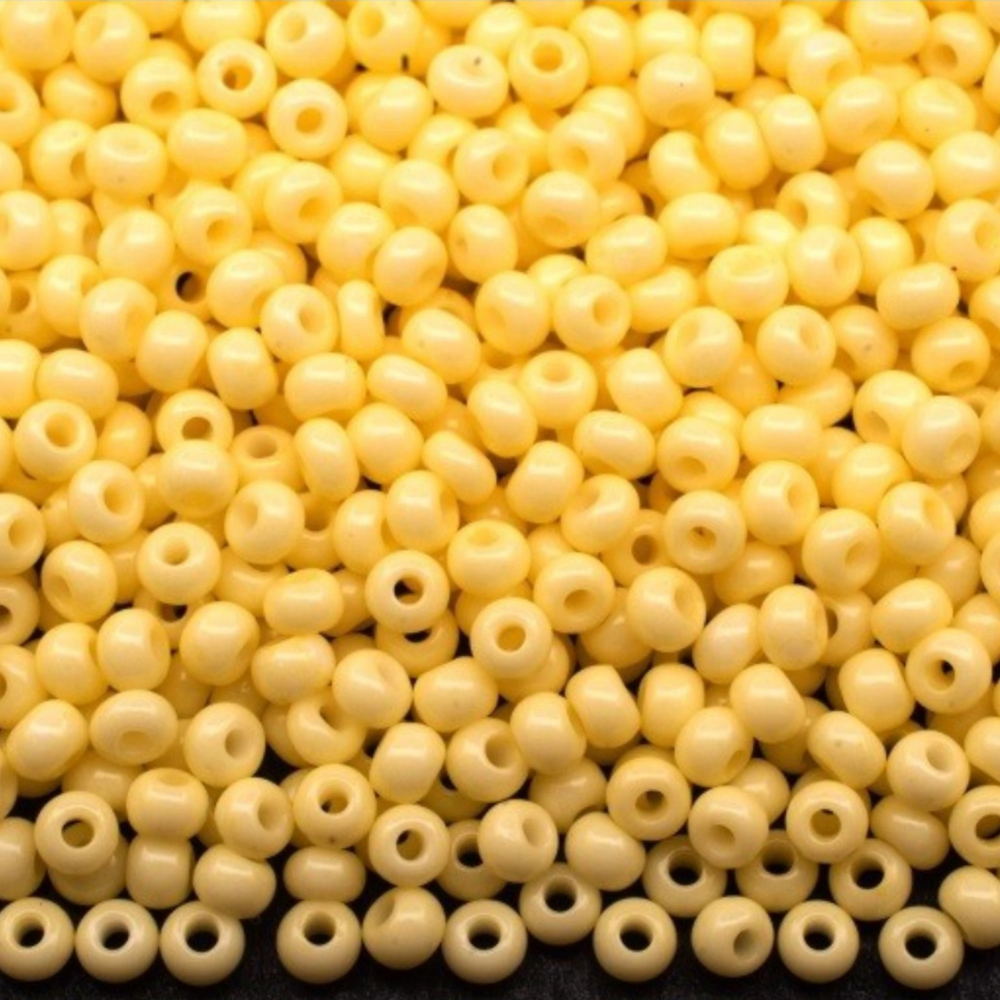 Perles de Rocaille en verre tchèque Preciosa 10/0 03281, 2,3 mm. Jaune craie - Teinté au solgel.