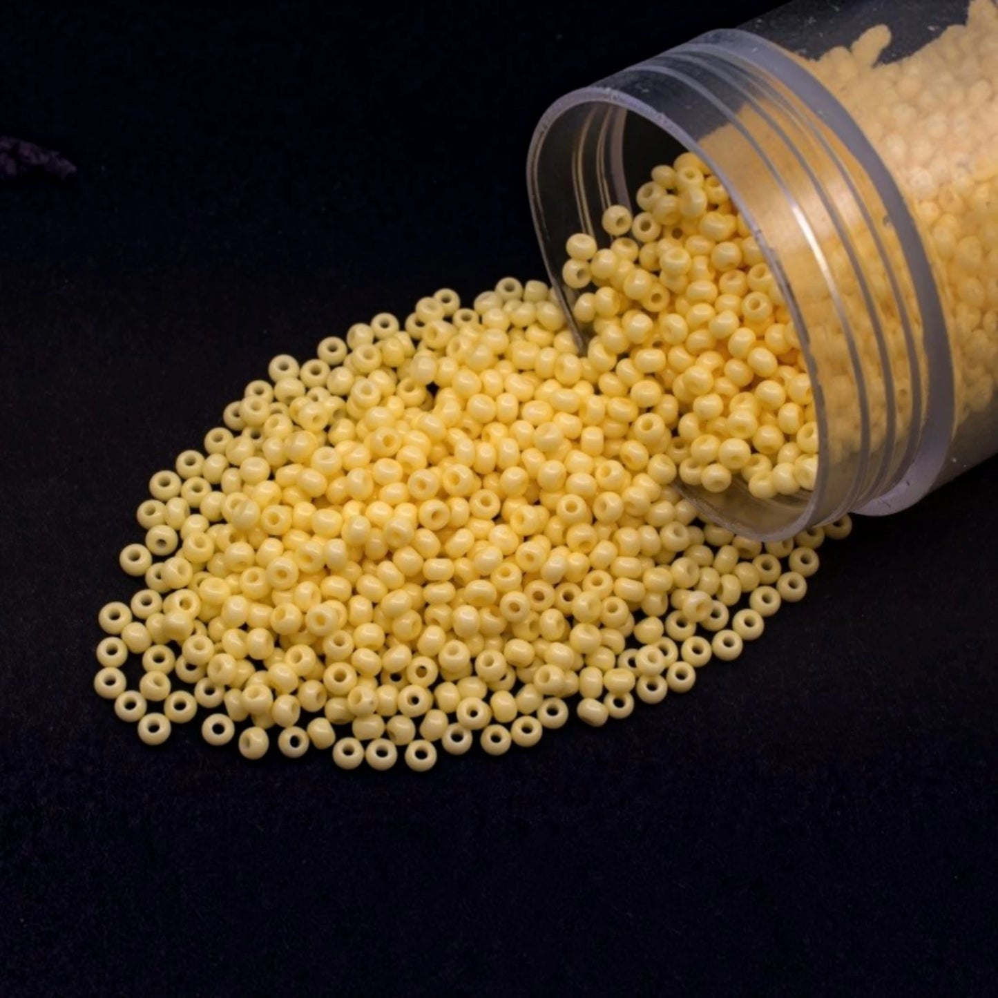 Perles de Rocaille en verre tchèque Preciosa 10/0 03281, 2,3 mm. Jaune craie - Teinté au solgel.