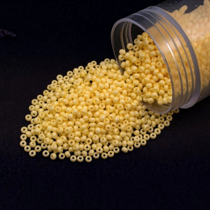 Perles de Rocaille en verre tchèque Preciosa 10/0 03281, 2,3 mm. Jaune craie - Teinté au solgel.