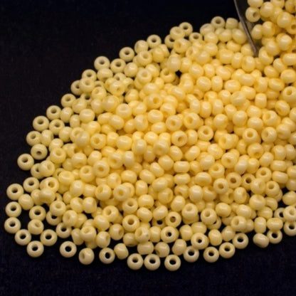 Perles de Rocaille en verre tchèque Preciosa 10/0 03281, 2,3 mm. Jaune craie - Teinté au solgel.