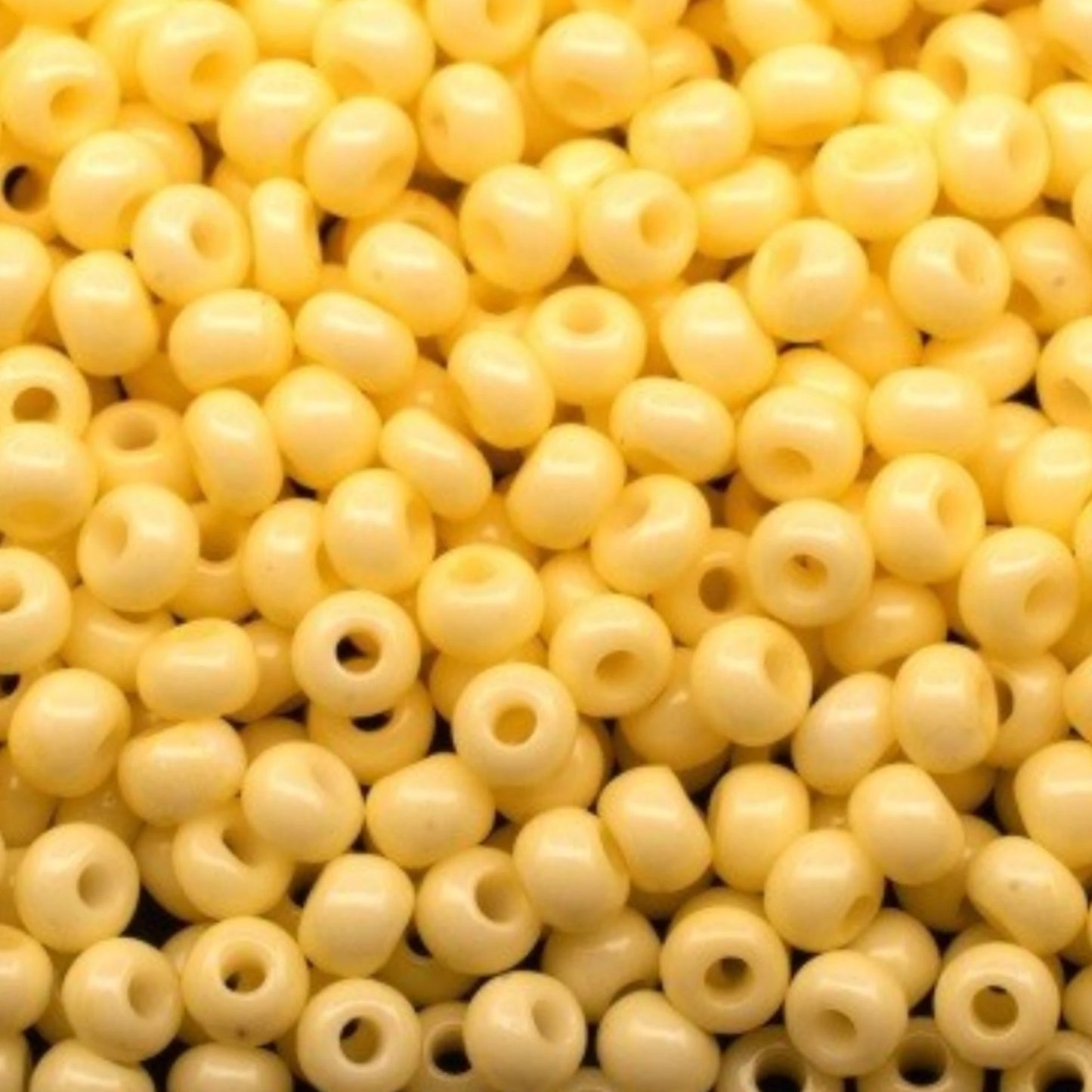 Perles de Rocaille en verre tchèque Preciosa 10/0 03281, 2,3 mm. Jaune craie - Teinté au solgel.
