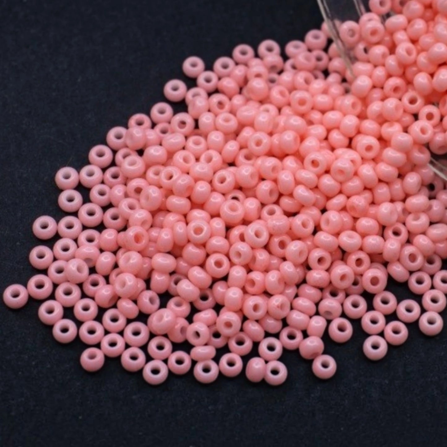 Perles de Rocaille en verre tchèque Preciosa 10/0 03291, 2,3 mm. Rouge rose craie - Teinté par Solgel.