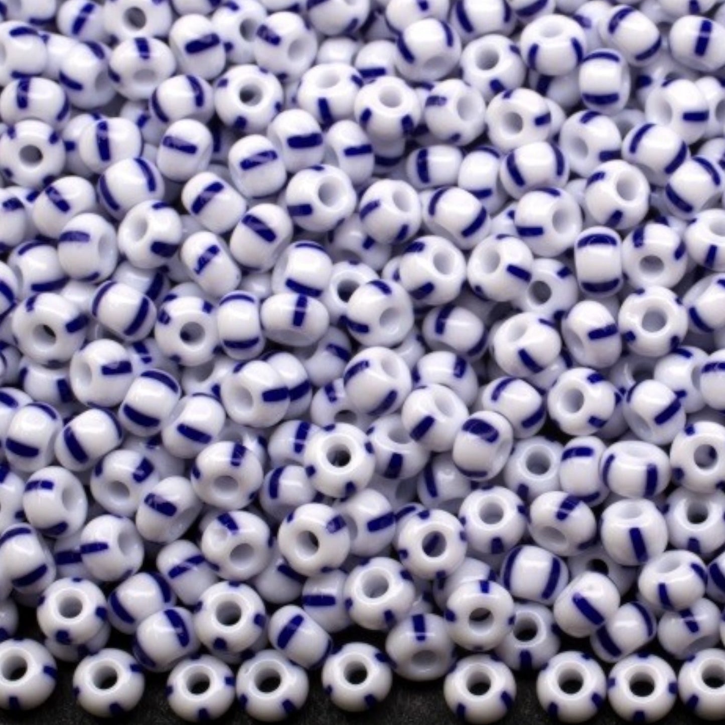 6/0 03330 Preciosa Cuentas de Semilla (Abalorios / Mostacillas) Checas de Vidrio Rocallas 4.1mm. Blanco Azul Rayado Opaco.