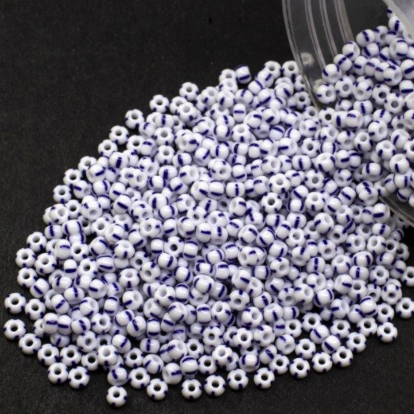 6/0 03330 Preciosa Cuentas de Semilla (Abalorios / Mostacillas) Checas de Vidrio Rocallas 4.1mm. Blanco Azul Rayado Opaco.