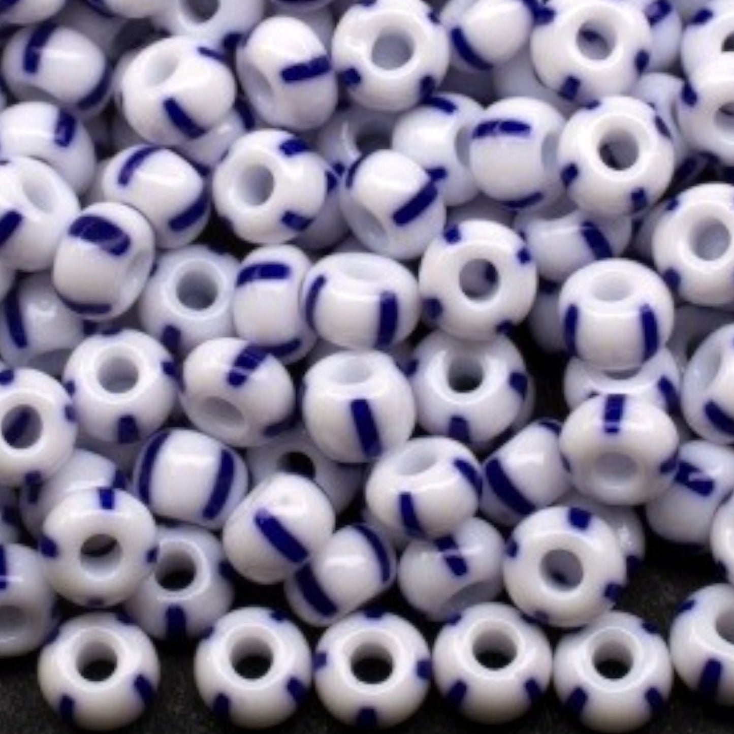 6/0 03330 Preciosa Cuentas de Semilla (Abalorios / Mostacillas) Checas de Vidrio Rocallas 4.1mm. Blanco Azul Rayado Opaco.