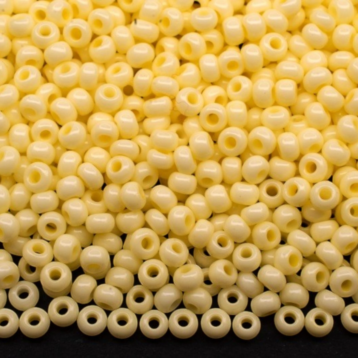 10/0 03481 Preciosa Perles de Rocaille en verre tchèque 2.3mm. Jaune craie - teinté Solgel.