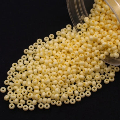 10/0 03481 Preciosa Perles de Rocaille en verre tchèque 2.3mm. Jaune craie - teinté Solgel.