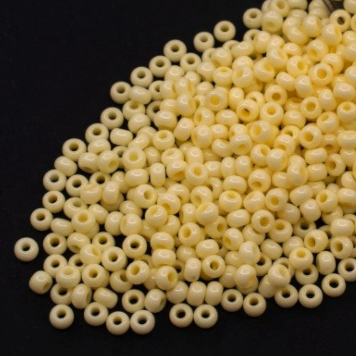 10/0 03481 Preciosa Perles de Rocaille en verre tchèque 2.3mm. Jaune craie - teinté Solgel.