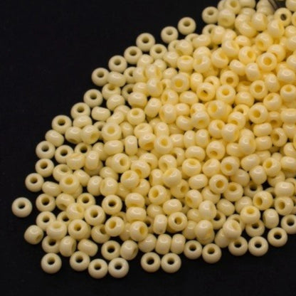 10/0 03481 Preciosa Perles de Rocaille en verre tchèque 2.3mm. Jaune craie - teinté Solgel.