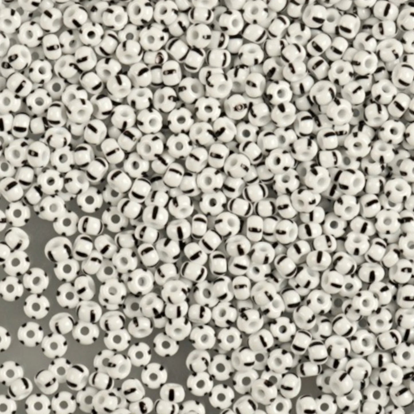 10/0 03590 Preciosa Tsjekkiske glass små perler Rocailleperler 2.3mm. Hvit svart ugjennomsiktig stripete.